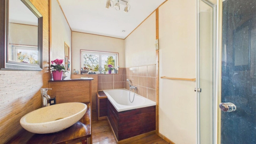 Photos 11 - Rural - House