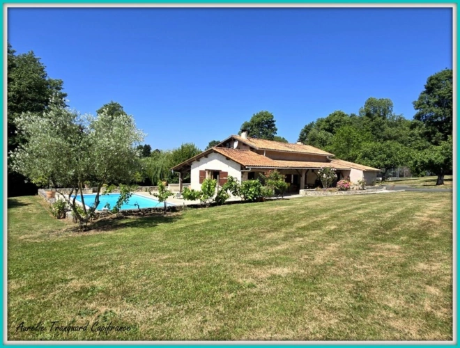 Photos 4 - Rurale - Propriété d'exception à vendre 7 pièces BRIZAMBOURG (17) avec vie de plain-pied, terrain de tennis, piscine- TERRAIN DE + 14300m² AVEC ETANG