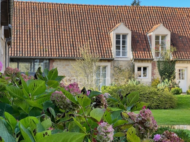 Photos 1 - Touristique - ST-LÉONARD - ENSEMBLE IMMOBILIER - APPART'HOTELS - 8 LOGEMENTS - HABITATION PRINCIPALE 280 M2 - 9 PIÈCES - 5 ha 50 - 13000 M2 CONSTRUCTIBLE - PISCINE INTÉRIEURE