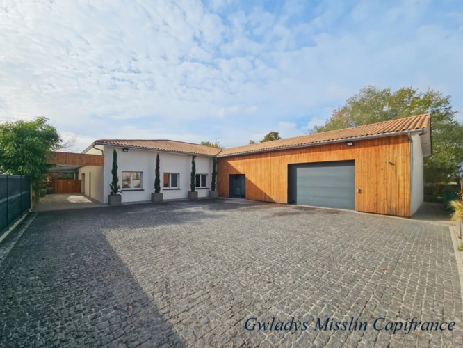 Photos 2 - Prestige - Magnifique propriété à EYSINES de 441 m² avec maison contemporaine de 9 pièces et un immense loft/local d'activité