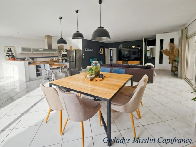 Photos 7 - Prestige - Magnifique propriété à EYSINES de 441 m² avec maison contemporaine de 9 pièces et un immense loft/local d'activité