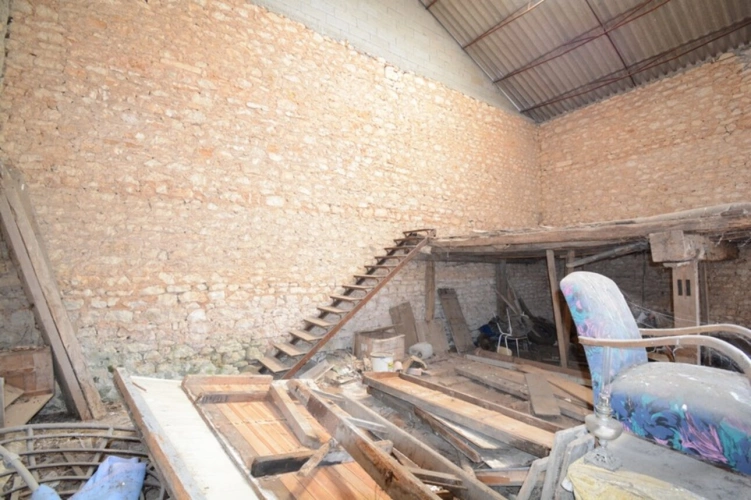 Photos 15 - Rural - Propriété GRANGE + MAISON + GARAGES + PISCINE  proche de LA ROCHEFOUCAULD EN ANGOUMOIS (16)