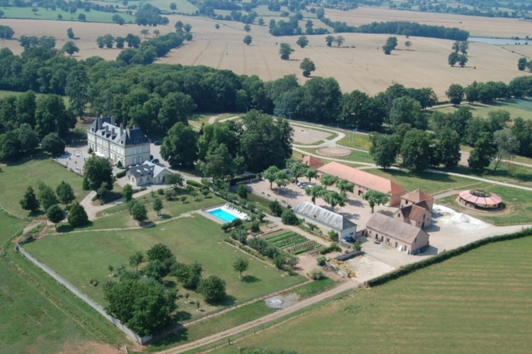 Photos 1 - Équestre - Château, installation équestre (haras) à vendre au coeur du bocage bourbonnais - Maison de gardien, club house, maison des cavaliers, boxes, écuries - Terrain de 40 hectares