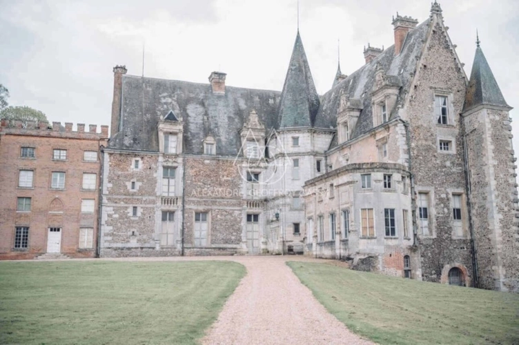 Photos 1 - Prestige - Gigantesque château de XVeme a 140km de Paris sur 40ha