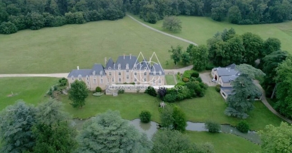 Photos 1 - Prestige - Château du XIXe siècle avec un parc de 75 ha, située à proximité immédiate de Poitiers