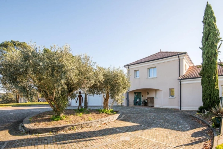 Photos 4 - Rural - House