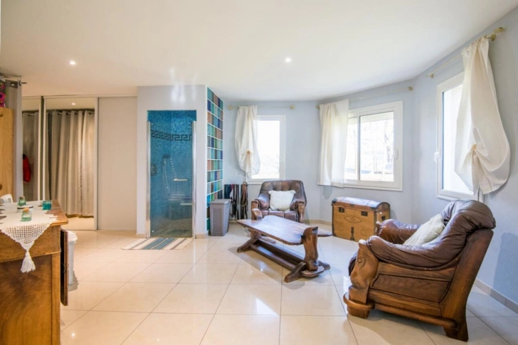 Photos 16 - Rural - House