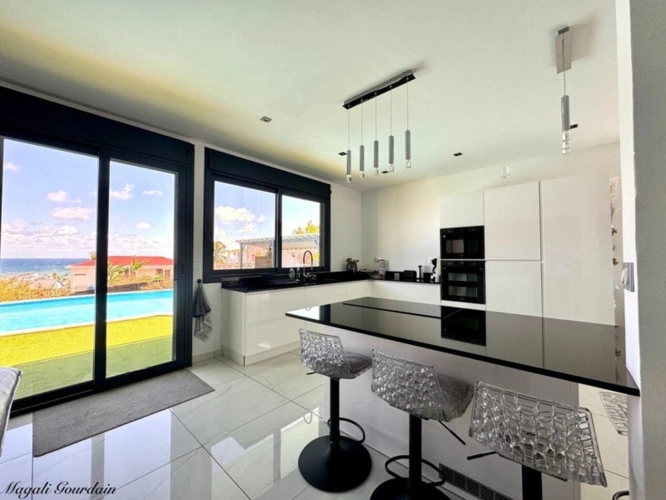 Photos 3 - Prestige - A VENDRE - PROPRIETE D'EXCEPTION AVEC VUE MER IMPRENABLE & STUDIO ATTENANT - SAINTE ANNE