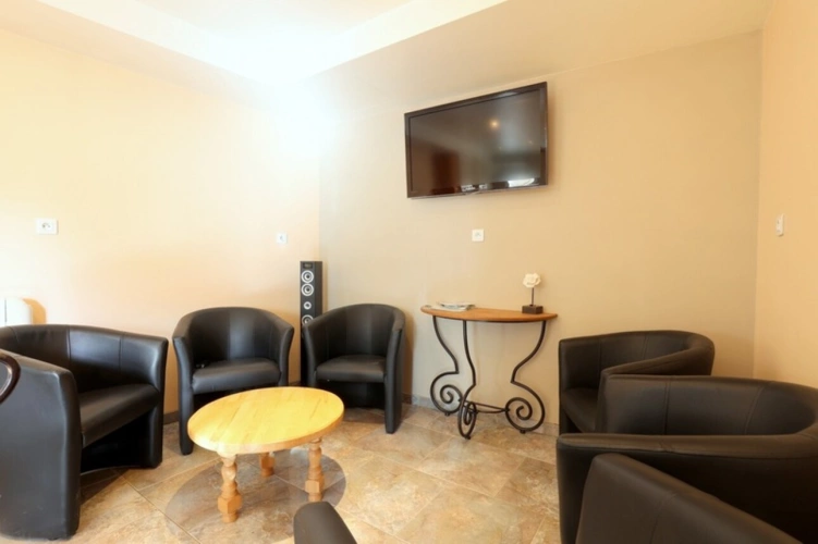 Photos 31 - Rurale - Dpt Marne (51), à vendre BISSEUIL Un ensemble de 4 gîtes en excellent état dont 12 chambres. Avec terrain et petite salle