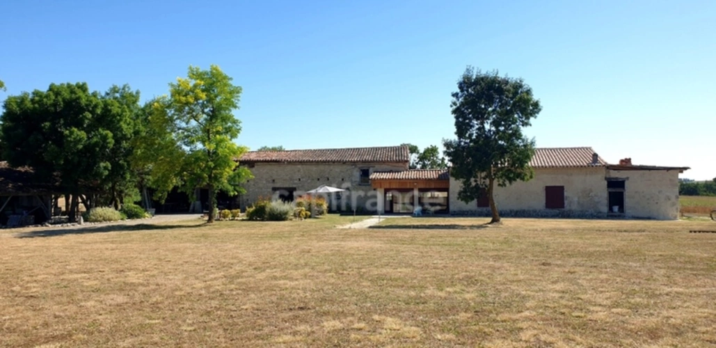 Photos 1 - Prestige - Domaine à vendre avec vue exceptionnelle à 360°, composé d'une bergerie réhabilitée, puis d'une grange et d'un kiosque à restaurer, sur 2,9 ha de terrain à LECTOURE (32)