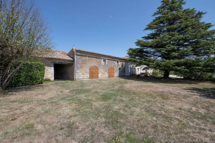 Photos 15 - Rural - House