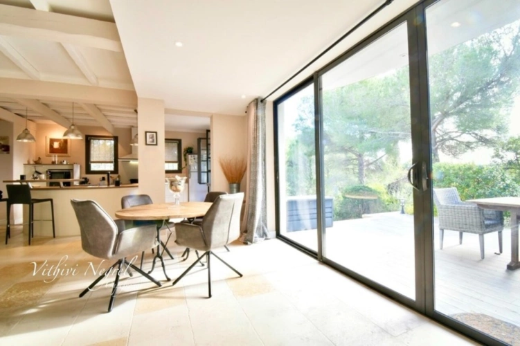 Photos 2 - Prestige - Villa rénovée avec piscine et garage à vendre, MOURIES (13)