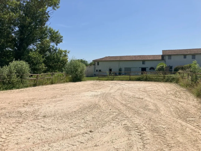 Photos 3 - Équestre - Ecurie d'entrainement avec plusieurs habitations