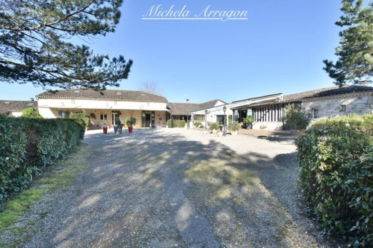 Photos 3 - Prestige - Domaine touristique / village vacances à vendre – 25 gîtes indépendants – restaurant – piscine – spa – 12 ha – Dordogne Lot – investissement hôtelier (47)