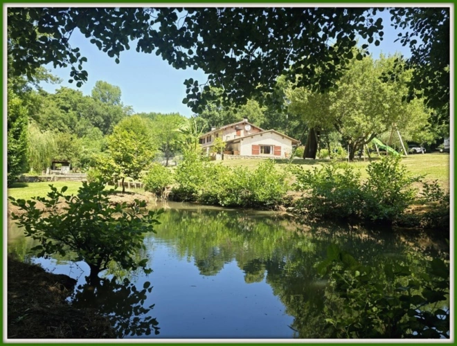 Photos 1 - Rurale - Propriété d'exception à vendre 7 pièces BRIZAMBOURG (17) avec vie de plain-pied, terrain de tennis, piscine- TERRAIN DE + 14300m² AVEC ETANG