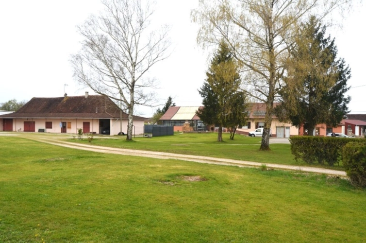 Photos 1 - Touristique - Ensemble immobilier composé de deux maisons et d'un hangar CUISIA (39)