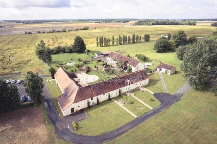 Photos 2 - Rurale - Ferme du 17eme sur 4,2ha à Sainte Maure de Touraine: Mariage/Evènementiel: Opportunité d'investissement unique!