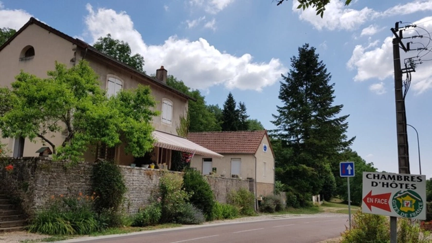 Photos 14 - Touristique - Propriété /gîtes/ chambre d'hôtes et grand terrain à St Sernin du Plain