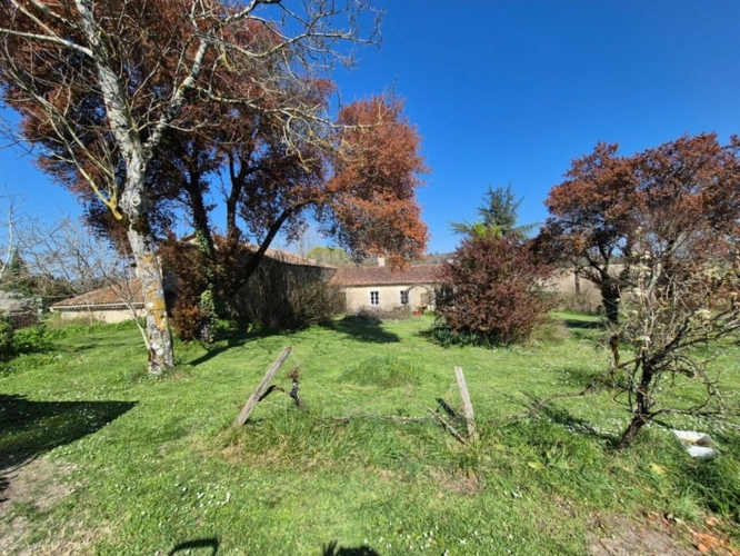 Photos 13 - Rurale - Corps de Ferme, écrin de verdure, 250 m2 habitables, 18 000 m2 de terrain, 400 m2 de dépendances, 20 mn Angoulême centre