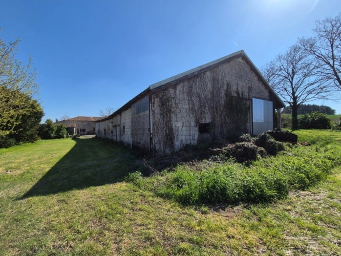 Photos 16 - Rurale - Corps de Ferme, écrin de verdure, 250 m2 habitables, 18 000 m2 de terrain, 400 m2 de dépendances, 20 mn Angoulême centre
