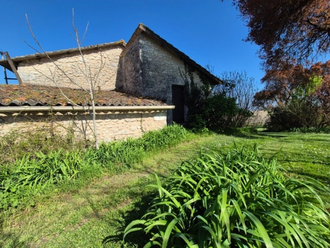 Photos 24 - Rurale - Corps de Ferme, écrin de verdure, 250 m2 habitables, 18 000 m2 de terrain, 400 m2 de dépendances, 20 mn Angoulême centre