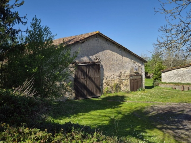 Photos 37 - Rurale - Corps de Ferme, écrin de verdure, 250 m2 habitables, 18 000 m2 de terrain, 400 m2 de dépendances, 20 mn Angoulême centre