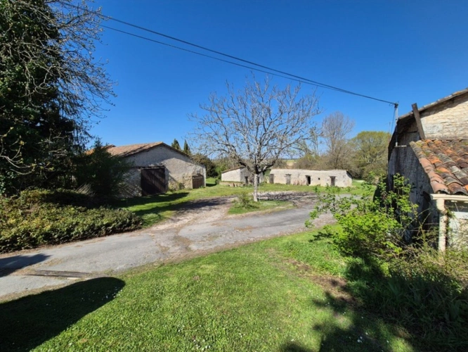 Photos 39 - Rurale - Corps de Ferme, écrin de verdure, 250 m2 habitables, 18 000 m2 de terrain, 400 m2 de dépendances, 20 mn Angoulême centre