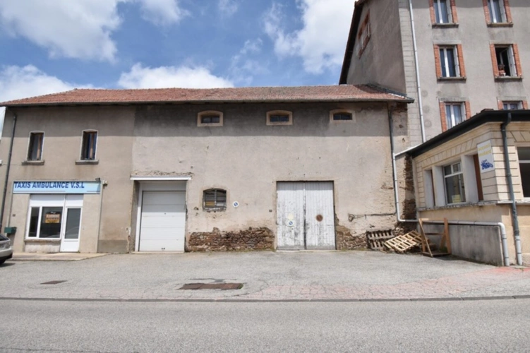 Photos 1 - Rurale - Bâtiment comprennant un grand atelier artisanal et un grange aménageable / SAINT AGREVE 07320