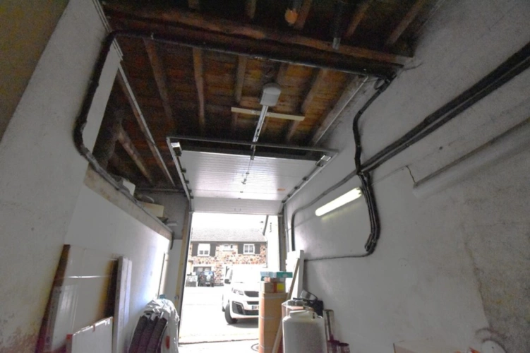 Photos 3 - Rurale - Bâtiment comprennant un grand atelier artisanal et un grange aménageable / SAINT AGREVE 07320