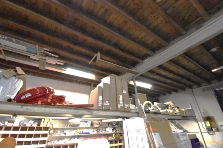 Photos 5 - Rurale - Bâtiment comprennant un grand atelier artisanal et un grange aménageable / SAINT AGREVE 07320