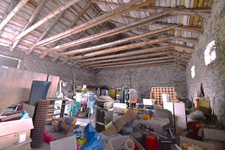 Photos 10 - Rurale - Bâtiment comprennant un grand atelier artisanal et un grange aménageable / SAINT AGREVE 07320