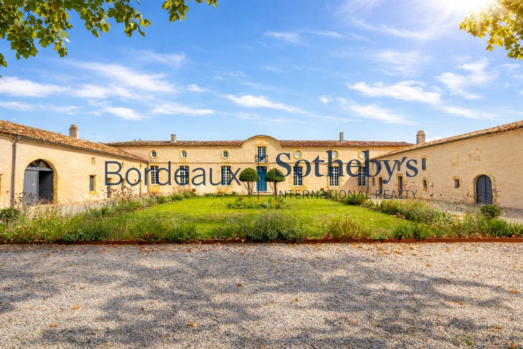 Photos 2 - Prestige - BORDEAUX 35MN - SOMPTUEUSE CHARTREUSE XVIII° ET SA PROPRIÉTÉ DU XV° - 6 HECTARES - DÉPENDANCES