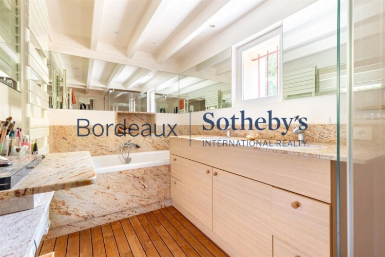 Photos 17 - Prestige - BORDEAUX 15MN - SOMPTUEUSE PROPRIÉTÉ - ANCIENNES ÉCURIES RÉNOVÉES - 280M² - PARC 3000M² - PISCINE
