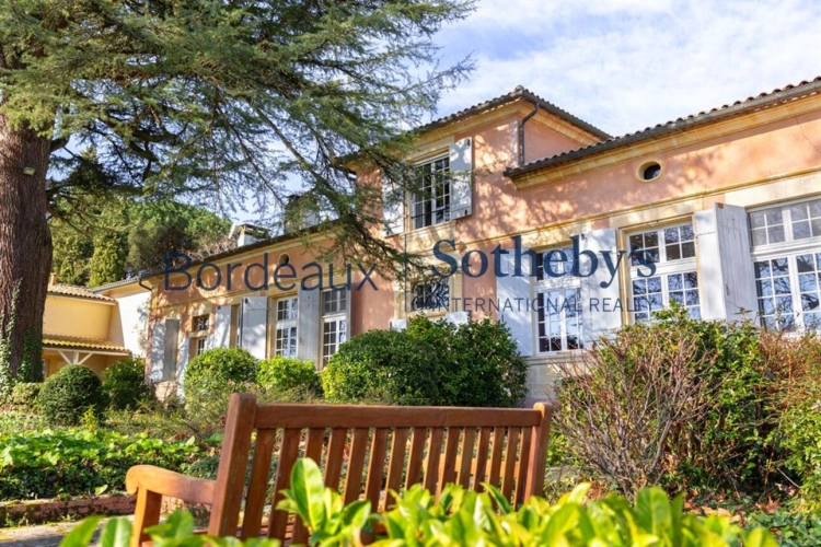 Photos 1 - Prestige - BORDEAUX 25KM - ENTRE-DEUX-MERS - SOMPTUEUSE CHARTREUSE DU XVIII° - 8,5 HA - PISCINE - DÉPENDANCES