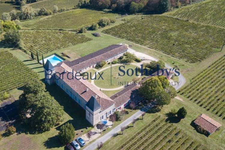Photos 2 - Viticole - EXCLUSIVITÉ - SUPERBE CHÂTEAU À 30 MIN DE BORDEAUX - 10 HA