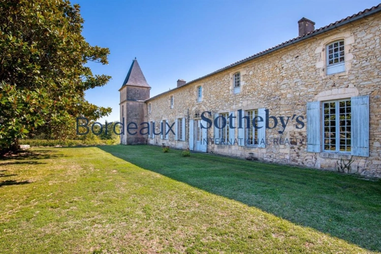 Photos 3 - Viticole - EXCLUSIVITÉ - SUPERBE CHÂTEAU À 30 MIN DE BORDEAUX - 10 HA