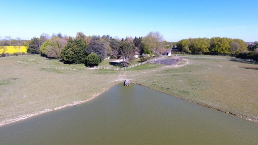 Photos 3 - Prestige - Propriete à vendre sur 35 hectares, 14 pièces piscine, tennis, chasse, pêche, équitation, LE PLANTAY (01)