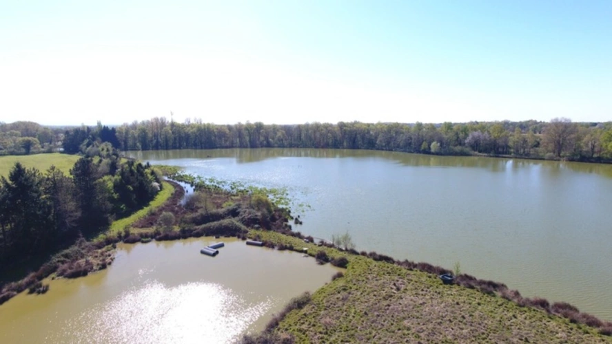 Photos 30 - Prestige - Propriete à vendre sur 35 hectares, 14 pièces piscine, tennis, chasse, pêche, équitation, LE PLANTAY (01)