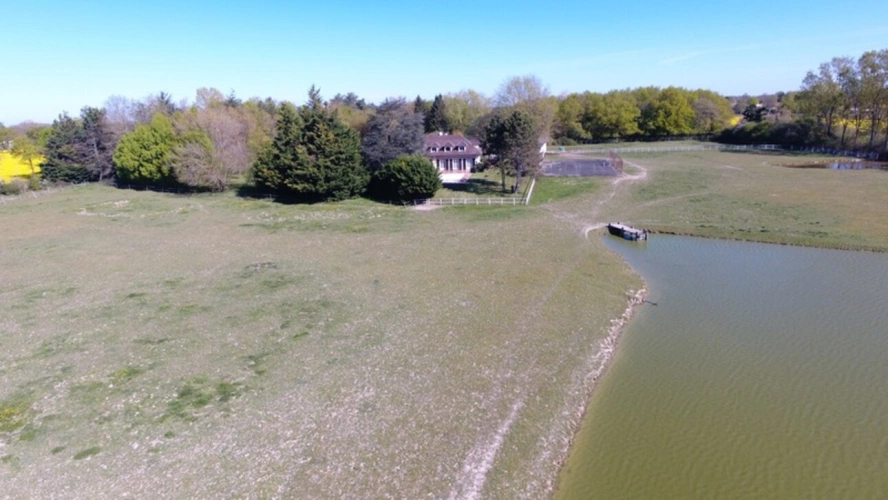 Photos 35 - Prestige - Propriete à vendre sur 35 hectares, 14 pièces piscine, tennis, chasse, pêche, équitation, LE PLANTAY (01)