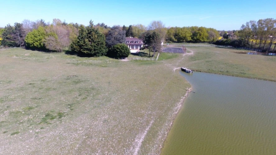 Photos 37 - Prestige - Propriete à vendre sur 35 hectares, 14 pièces piscine, tennis, chasse, pêche, équitation, LE PLANTAY (01)