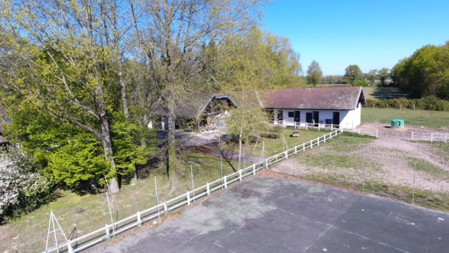Photos 51 - Prestige - Propriete à vendre sur 35 hectares, 14 pièces piscine, tennis, chasse, pêche, équitation, LE PLANTAY (01)