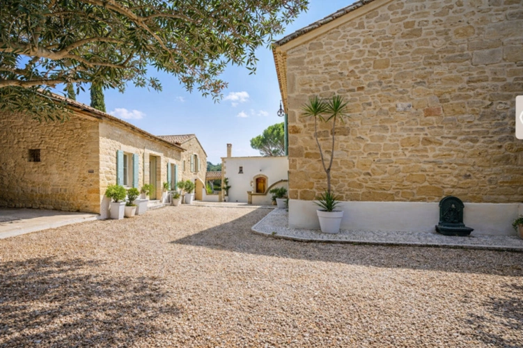 Photos 3 - Touristique - Un domaine de pierre entre garrigue, camargue et Méditerranée