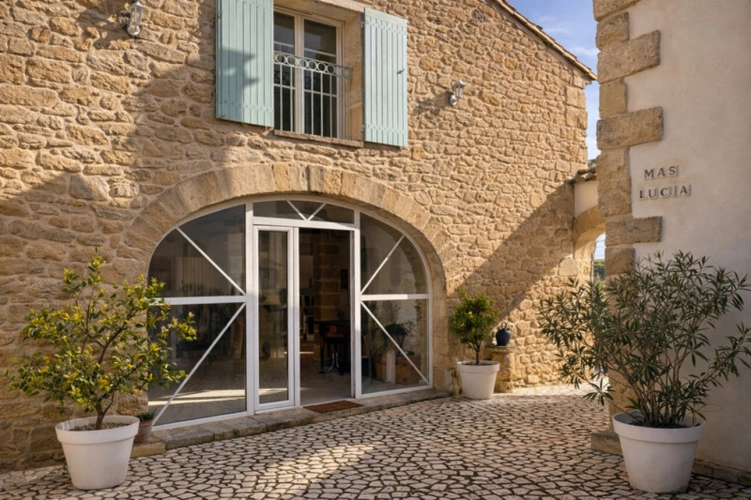 Photos 5 - Touristique - Un domaine de pierre entre garrigue, camargue et Méditerranée