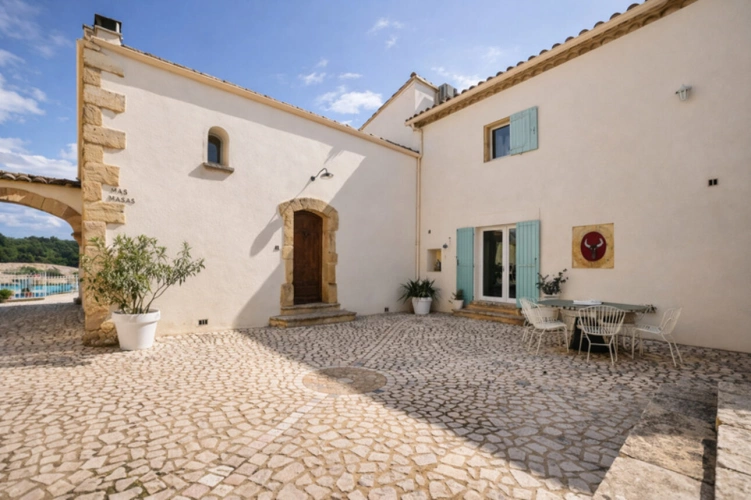 Photos 12 - Touristique - Un domaine de pierre entre garrigue, camargue et Méditerranée