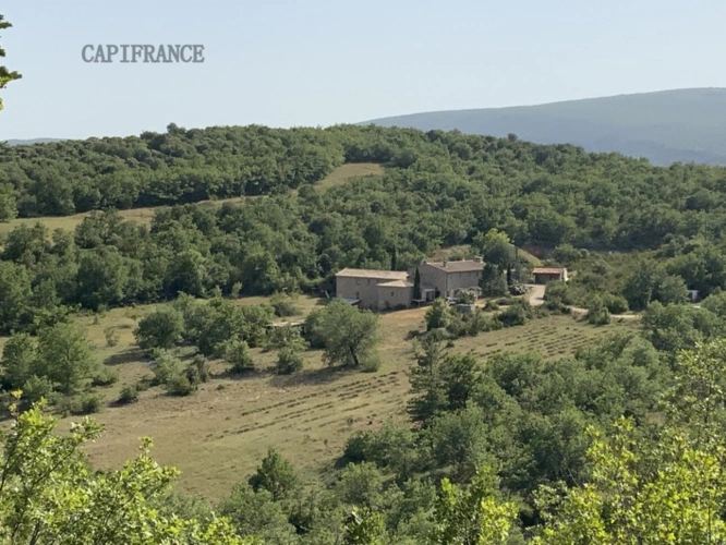 Photos 1 - Touristique - Propriété Gîtes et chambres d'hôtes 20 hA - 550 m2 à Banon