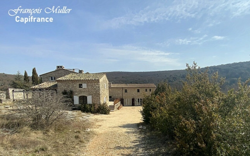 Photos 2 - Touristique - Propriété Gîtes et chambres d'hôtes 20 hA - 550 m2 à Banon
