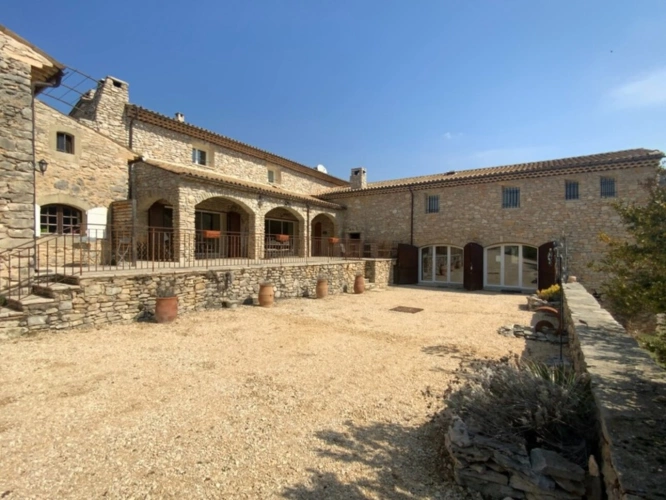 Photos 3 - Touristique - Propriété Gîtes et chambres d'hôtes 20 hA - 550 m2 à Banon