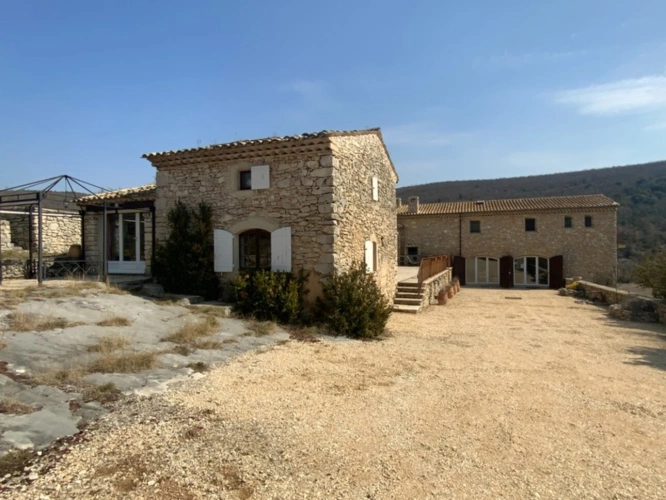Photos 4 - Touristique - Propriété Gîtes et chambres d'hôtes 20 hA - 550 m2 à Banon
