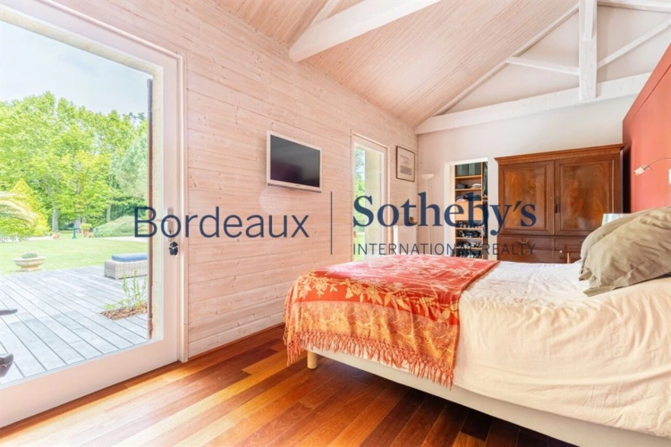 Photos 18 - Prestige - BORDEAUX 15MN - SOMPTUEUSE PROPRIÉTÉ - ANCIENNES ÉCURIES RÉNOVÉES - 280M² - PARC 3000M² - PISCINE