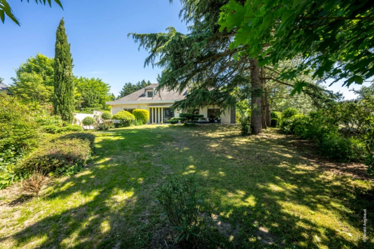 Photos 2 - Prestige - Propriete d'exception à vendre à SAUMUR (49400)  Panorama d'exception sur le château et la Loire - 328m² - 2278m²-piscine